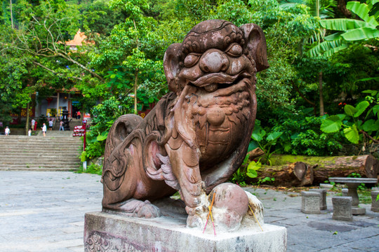 桂平西山风景名胜区石狮雕像
