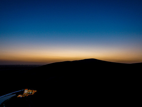 夕阳山影