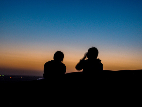 夕阳人物剪影