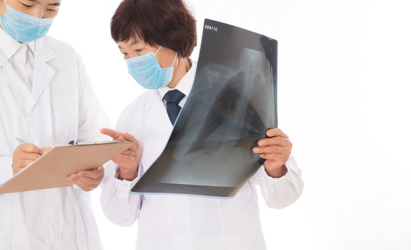 医师和实习生研究冠状肺炎的X片