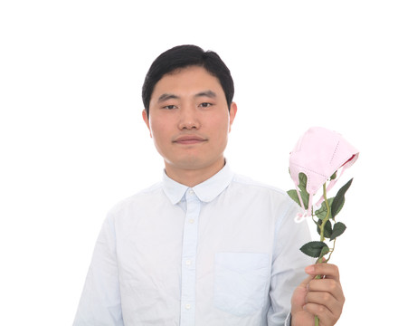 中国男士手拿被口罩遮住的玫瑰花