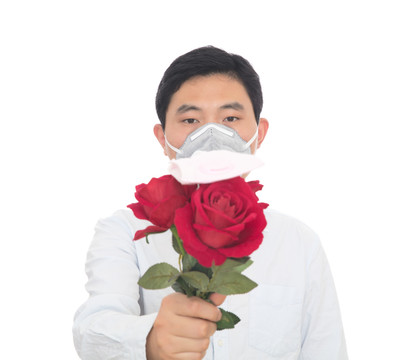 男士手拿玫瑰花及上面的口罩