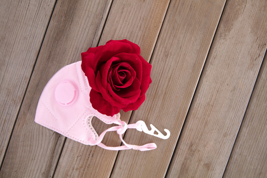 特殊情人节的玫瑰花和N95口罩