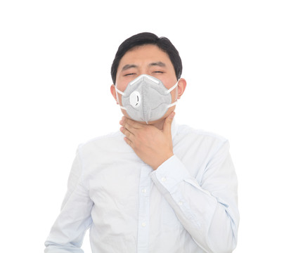 戴口罩的男士患有严重的呼吸疾病