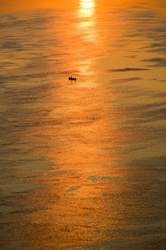夕阳下湖面小船