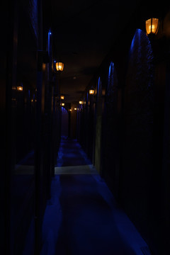 幽暗的走廊密室逃脱
