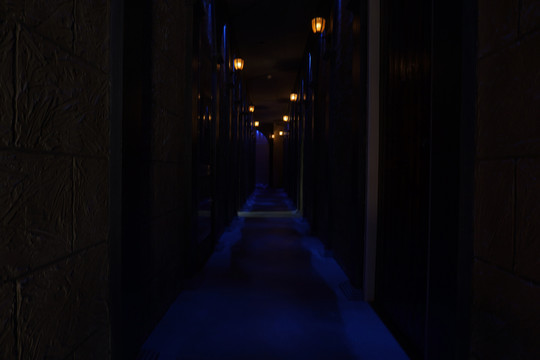 幽暗的走廊密室逃脱