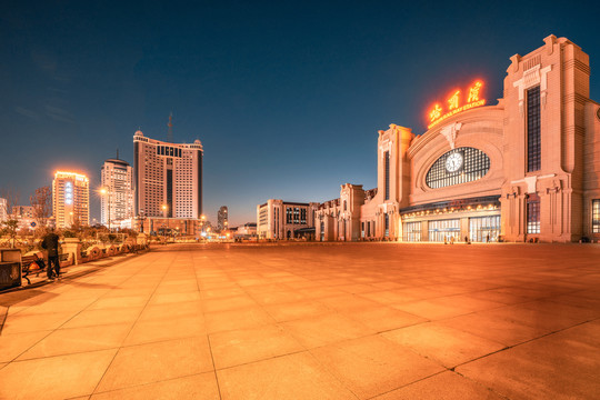 中国黑龙江省哈尔滨市火车站夜景