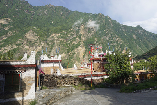 丹巴甲居藏寨藏民庭院及柴垛