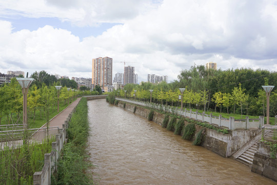 川东县城河流公园健身步道