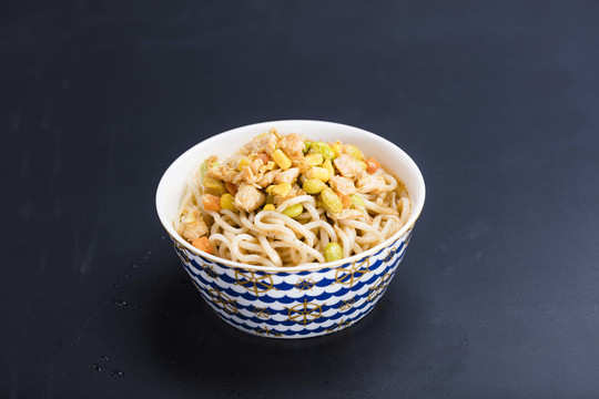 黑椒鸡肉拌面