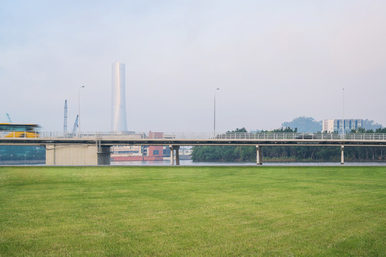 中国澳门城市风光桥梁公园草坪