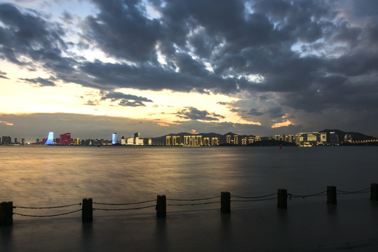 厦门海湾黄昏夜景