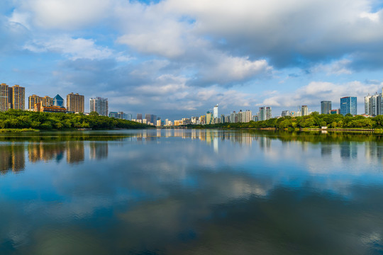 广西南宁南湖公园城市天际线晚霞