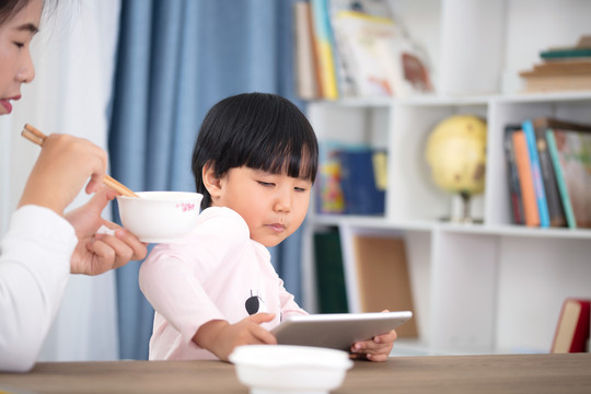 上网上瘾吃饭困难的东方女孩