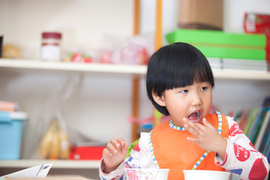 饭点中国孩子在吃饭