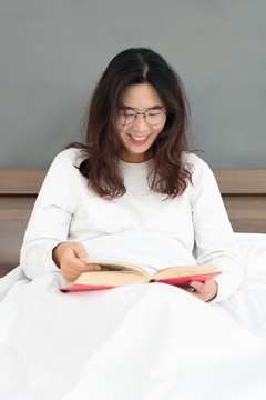 满面笑容的女孩在看书