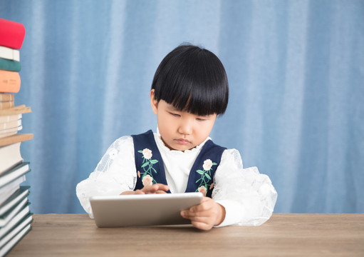 居家的孩子通过网课学习知识