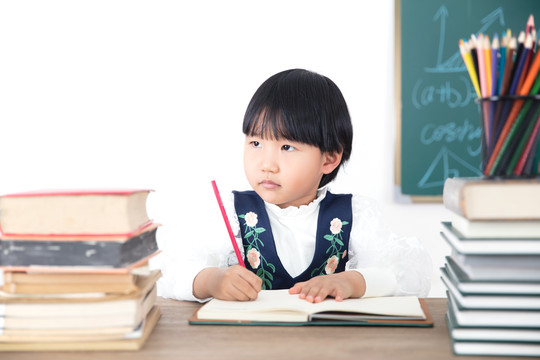 认真学习的小姑娘