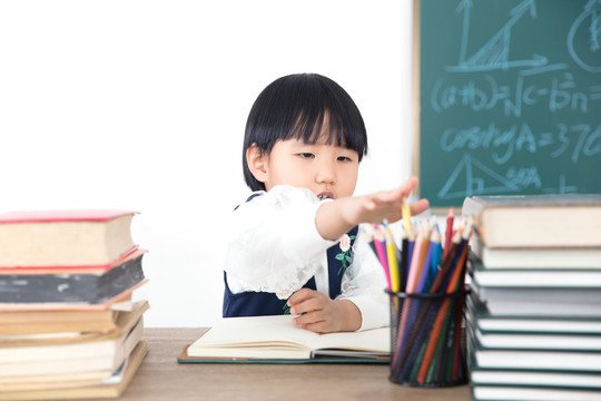 认真学习的小姑娘