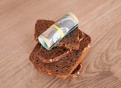 一卷澳元钞票和黑面包
