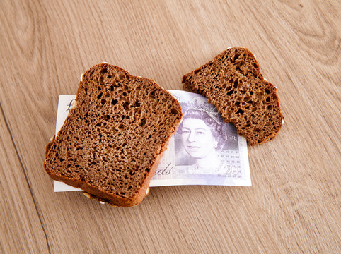 黑面包和英镑钞票