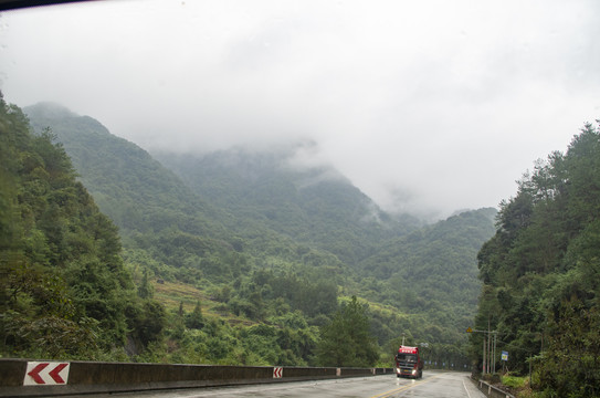 雨雾山