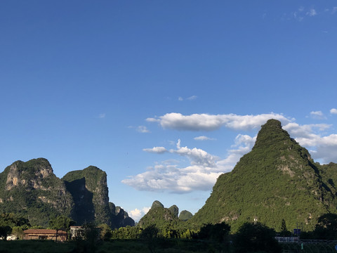 蓝天下的桂林的山