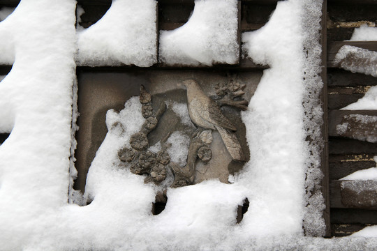 冬雪雕塑喜鹊登梅
