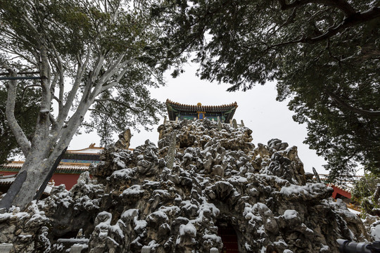 雪中的北京故宫御花园堆秀山
