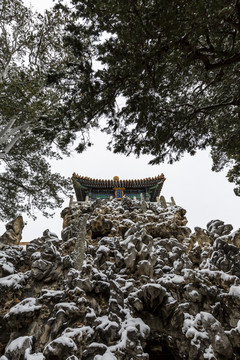 雪中的北京故宫御花园堆秀山