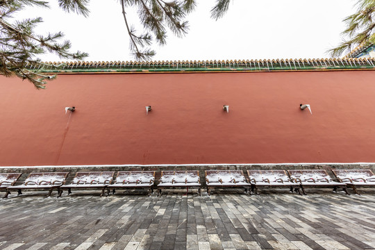 风雪中的的北京故宫红墙