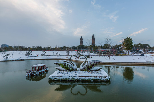 中国山西太原双塔公园初雪风光