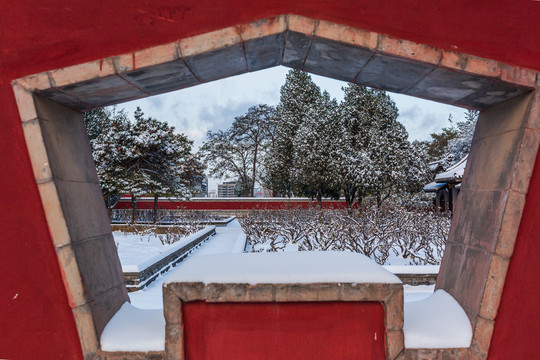 中国山西太原双塔公园初雪风光