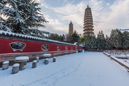 中国山西太原双塔公园初雪风光