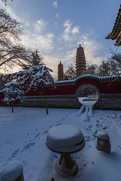 中国山西太原双塔公园初雪风光