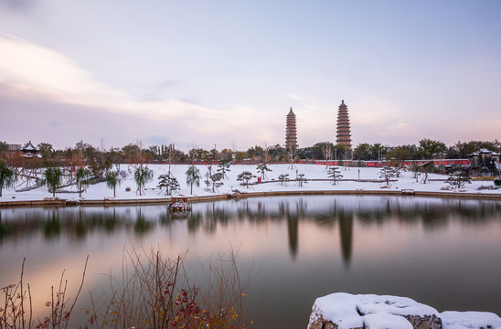 中国山西太原双塔公园初雪风光