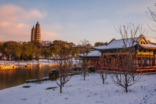 中国山西太原双塔公园初雪风光