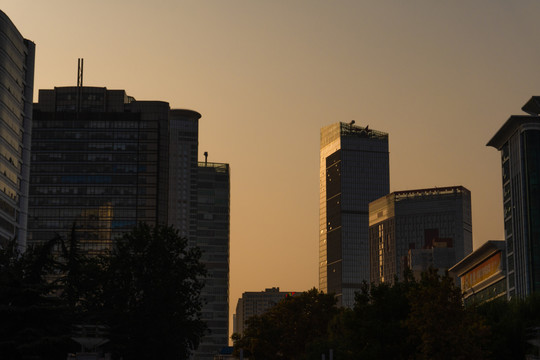 夕阳下的城市剪影