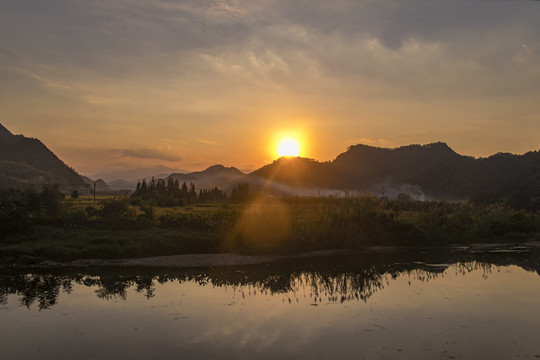 山间日出