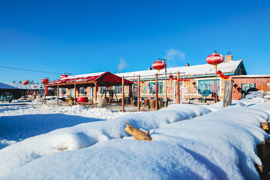 东北大雪民居红灯笼