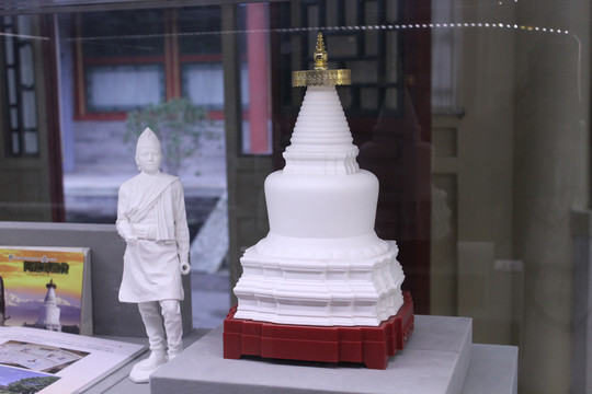 阿尼哥像和白塔寺的白塔模型