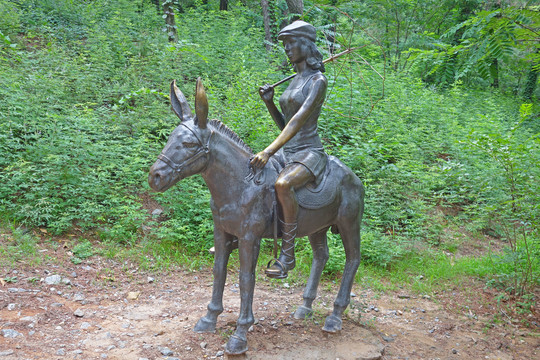 北戴河联峰山仕女骑驴雕塑
