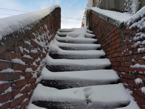 楼梯口的积雪