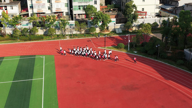 航拍学生在田径场跑操