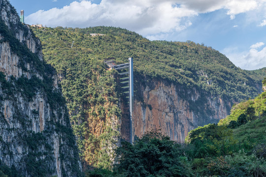 泥猪河峡谷电梯