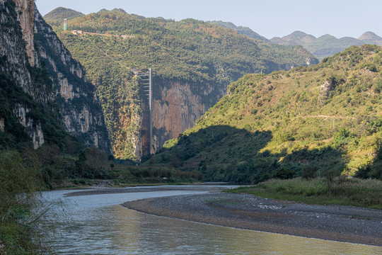 泥猪河峡谷电梯