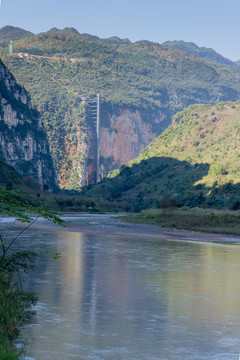 泥猪河峡谷电梯