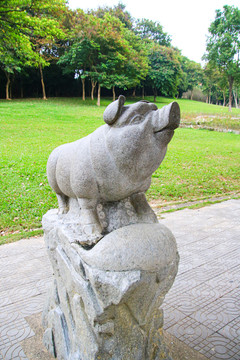 十二生肖雕像猪