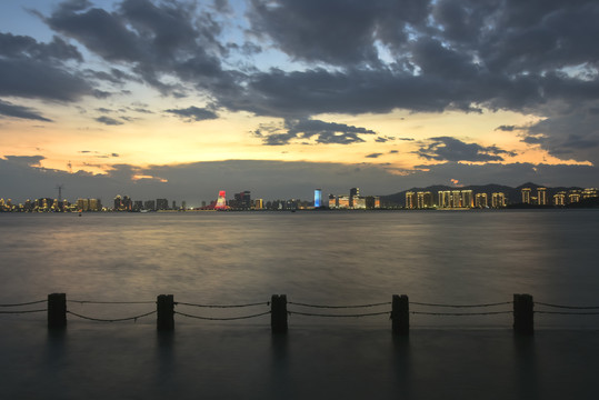 厦门海湾黄昏夜景